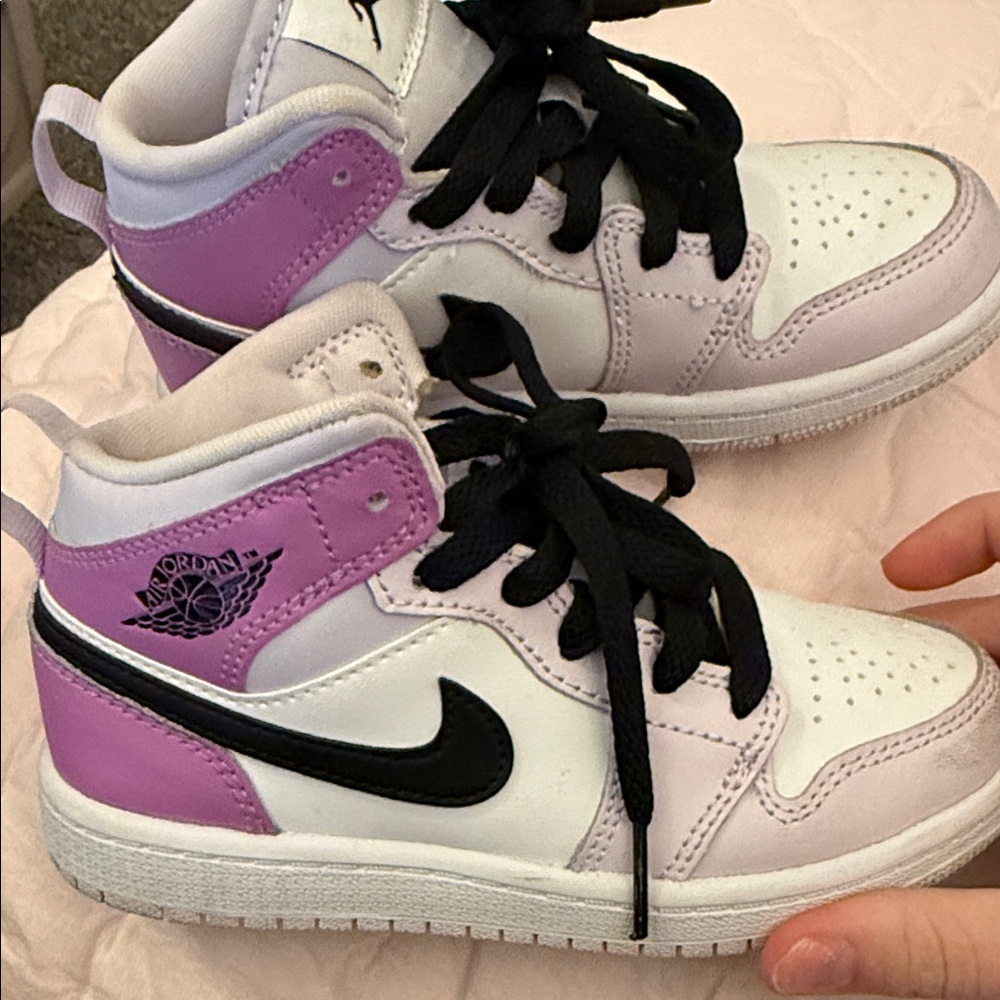 MUST GO THIS WEEK 🔥Nike Kids' Sneakers in White and Purple with Black Swoosh